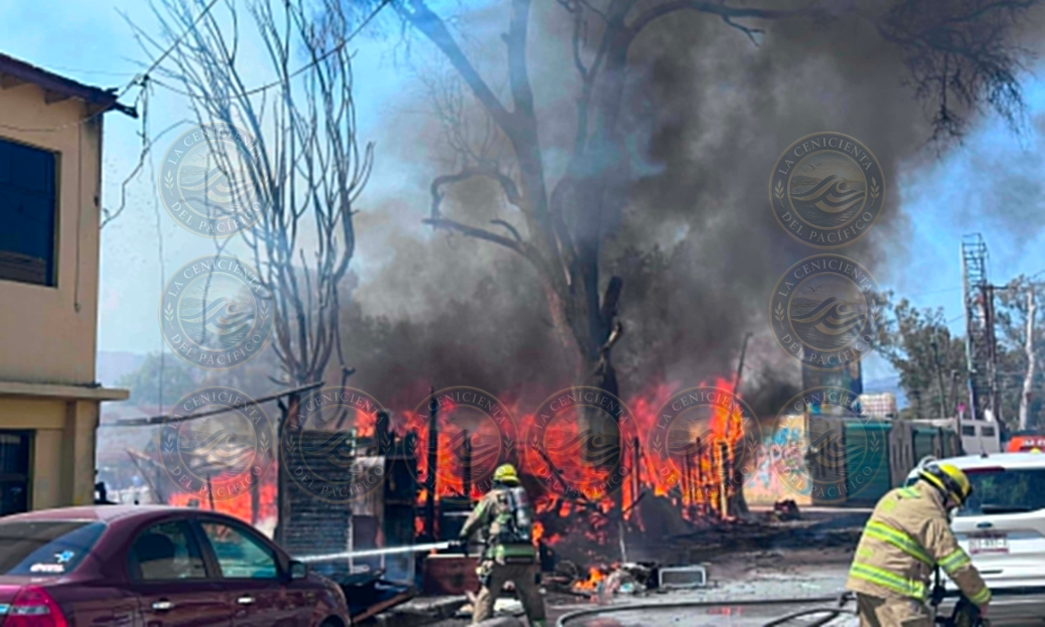 Incendio en Arroyo Ensenada atendido por Bomberos, Protección Civil y Marina tras registrarse un fuerte siniestro en una vivienda donde fue localizado un cuerpo calcinado entre los escombros.