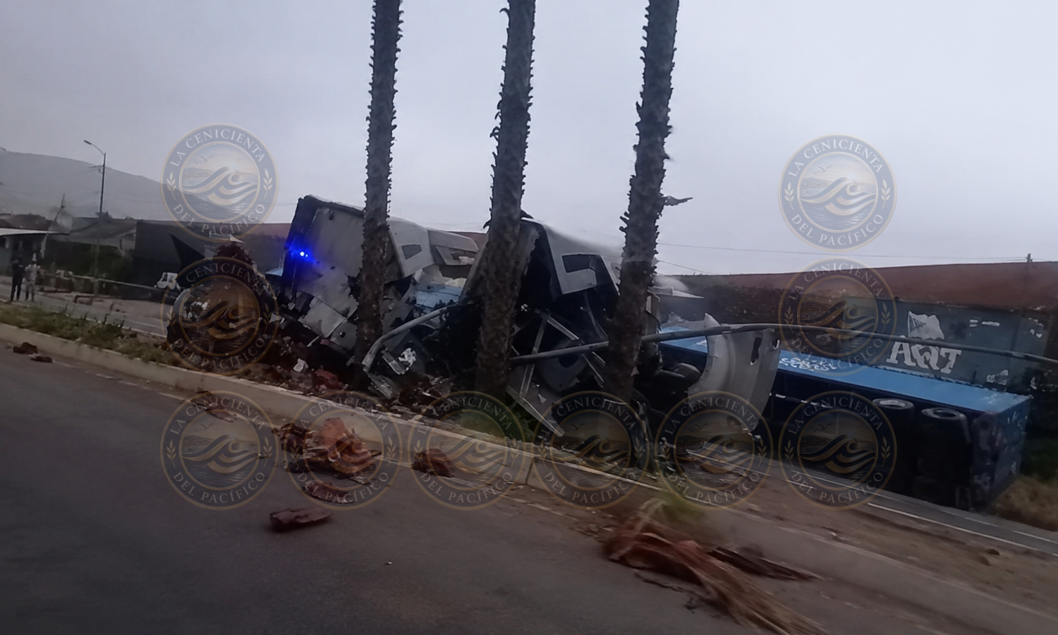 Volcadura de tráiler de doble remolque en El Sauzal, Ensenada, deja severos daños materiales sobre la carretera.