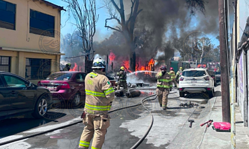 Elementos de Bomberos, Protección Civil y Marina trabajan para sofocar un fuerte incendio registrado en una vivienda de la zona del Arroyo Ensenada, en Ensenada, Baja California, donde posteriormente fue localizado un cuerpo calcinado entre los escombros.