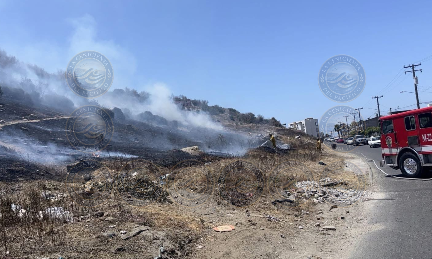 Incendio registrado en la zona de Valle Dorado en Ensenada, con presencia de bomberos, unidades de emergencia y humo visible sobre el bulevar Estancia.
