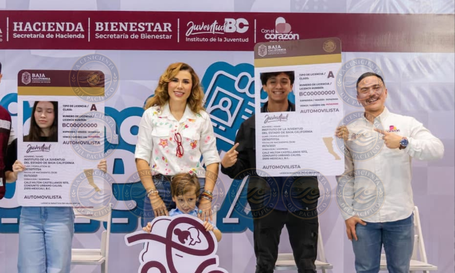 Jóvenes de Baja California durante el programa Licencia Joven para obtener descuentos en su primera licencia de conducir